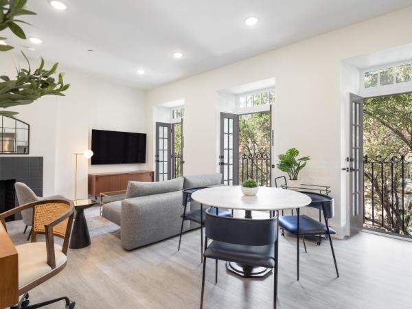 Sosuite at French Quarters - Rittenhouse Square : photo 3 de la chambre appartement avec balcon