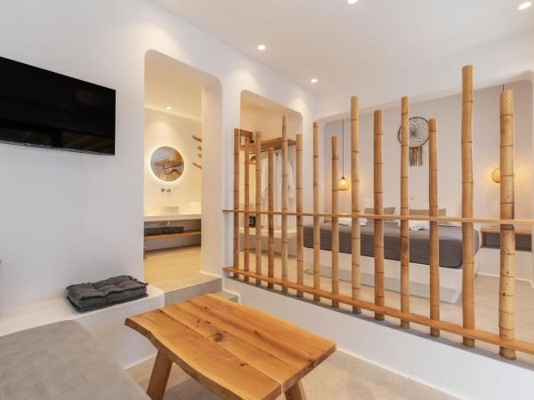 Sunset Hill Suites : photo 5 de la chambre superior suite with side sea view and hot tub