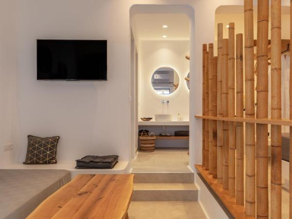 Sunset Hill Suites : photo 9 de la chambre superior suite with side sea view and hot tub