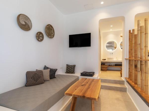 Sunset Hill Suites : photo 10 de la chambre superior suite with side sea view and hot tub