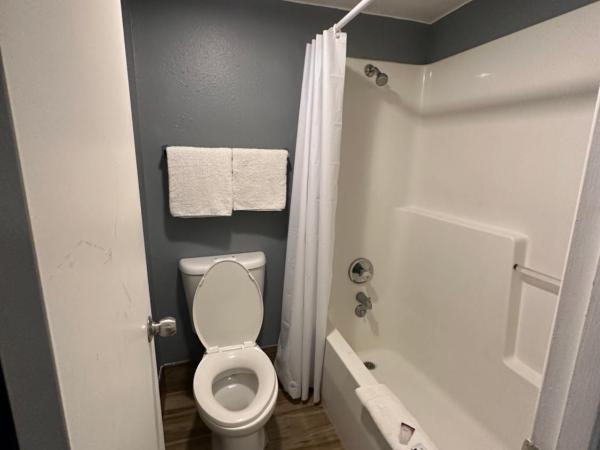 HillView Inn at Six Flags Fiesta : photo 7 de la chambre chambre lit king-size - non-fumeurs