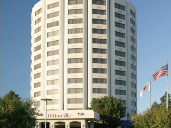 Hilton Chicago/Oak Lawn : photo 1 de la chambre chambre lit king-size - vue sur ville