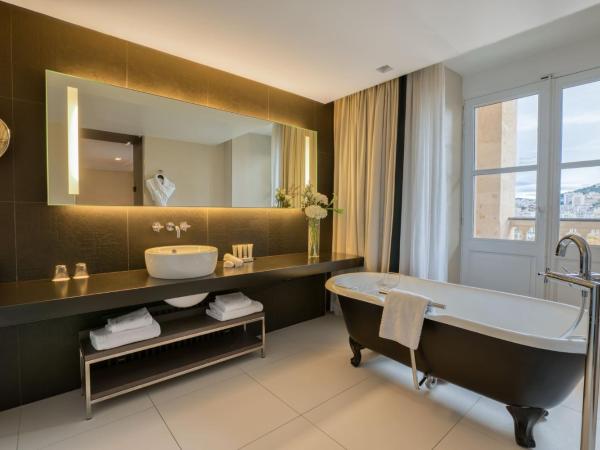 InterContinental Marseille - Hotel Dieu by IHG : photo 6 de la chambre chambre lit king-size premium avec terrasse - vue sur Église
