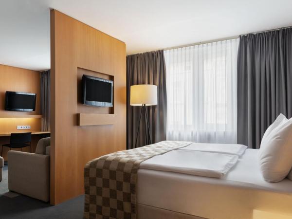 Holiday Inn Vienna City, an IHG Hotel : photo 10 de la chambre suite lit king-size avec canapé-lit