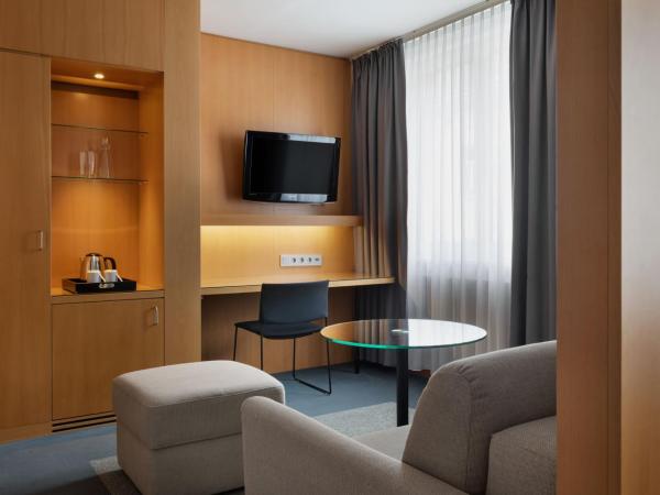 Holiday Inn Vienna City, an IHG Hotel : photo 9 de la chambre suite lit king-size avec canapé-lit