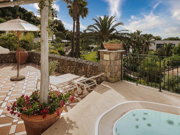 Botania Relais & Spa - The Leading Hotels of the World : photo 2 de la chambre hébergement principal avec terrasse et jacuzzi