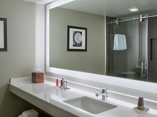 Houston Marriott South at Hobby Airport : photo 2 de la chambre guest room with two double beds - non-smoking