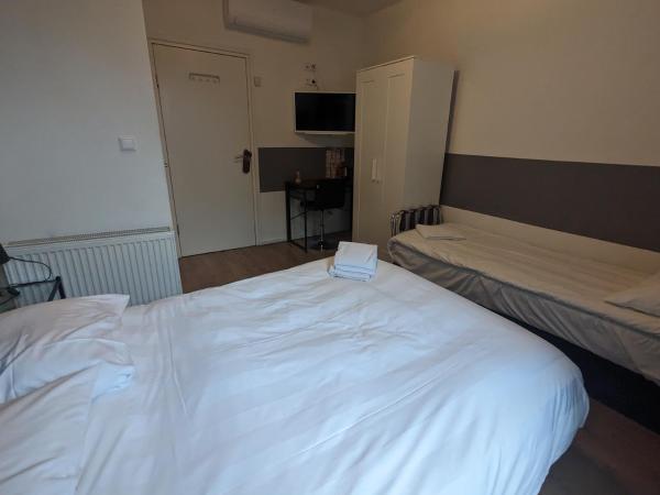 Hotel-Chao NL 24 hours open : photo 6 de la chambre petite chambre triple