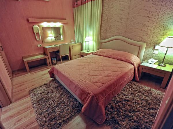 Haikos Hotel : photo 2 de la chambre chambre double avec lit d'appoint (3 adultes)