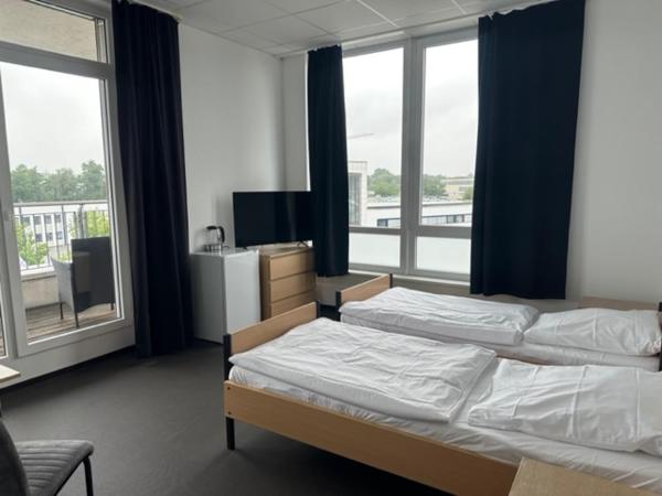 Arena Hostel & Monteurzimmer : photo 2 de la chambre chambre double avec balcon et salle de bains privative