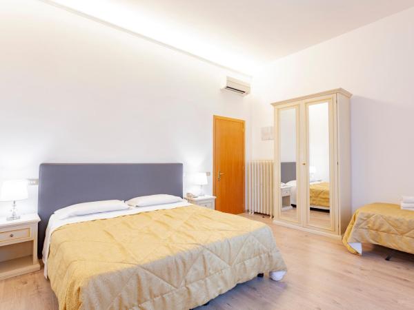 Hotel St. James : photo 9 de la chambre chambre triple supérieure