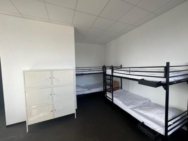 Arena Hostel & Monteurzimmer : photo 6 de la chambre lit dans dortoir mixte de 6 lits avec salle de bains privative
