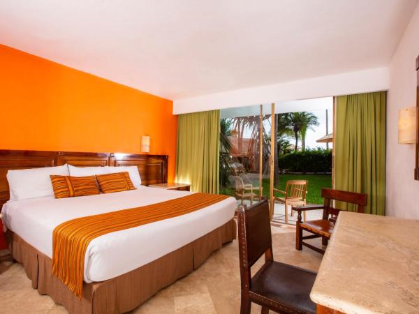 Las Palmas by the Sea All Inclusive : photo 1 de la chambre chambre lit king-size avec balcon
