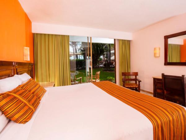 Las Palmas by the Sea All Inclusive : photo 2 de la chambre chambre lit king-size avec balcon