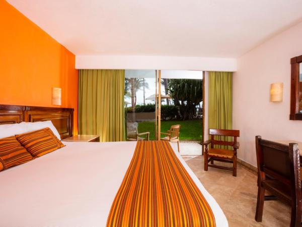 Las Palmas by the Sea All Inclusive : photo 3 de la chambre chambre lit king-size avec balcon