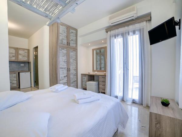 Ifestos Villa : photo 10 de la chambre chambre double supérieure avec balcon