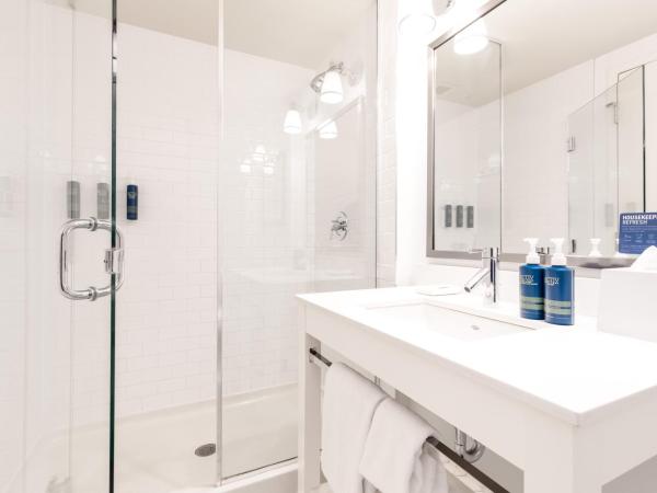 Four Points by Sheraton Kelowna Airport : photo 1 de la chambre chambre 1 lit king-size avec canapé-lit