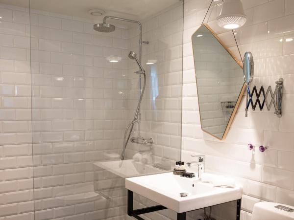 Hotel Flora : photo 4 de la chambre chambre familiale supérieure (2 lits de 140 cm)