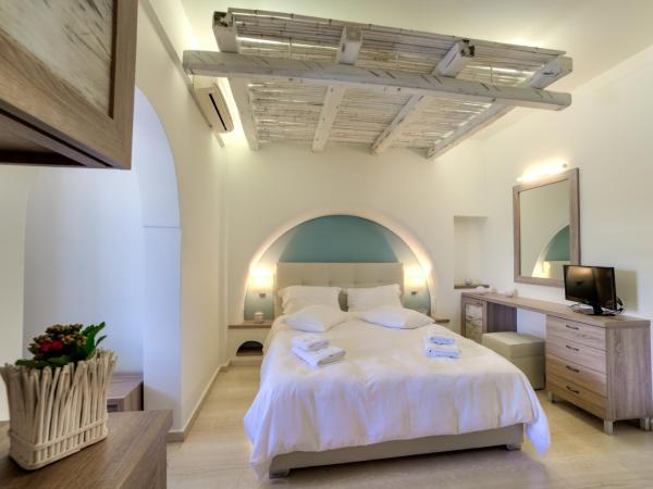 Ifestos Villa : photo 1 de la chambre chambre double de luxe avec balcon - vue sur piscine