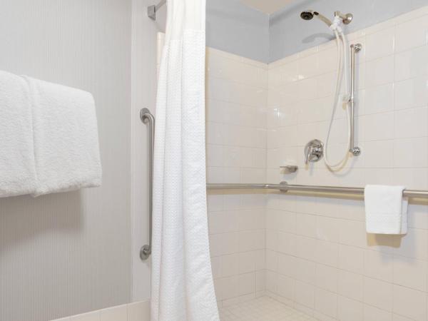 Courtyard Louisville Downtown : photo 4 de la chambre chambre lit king-size