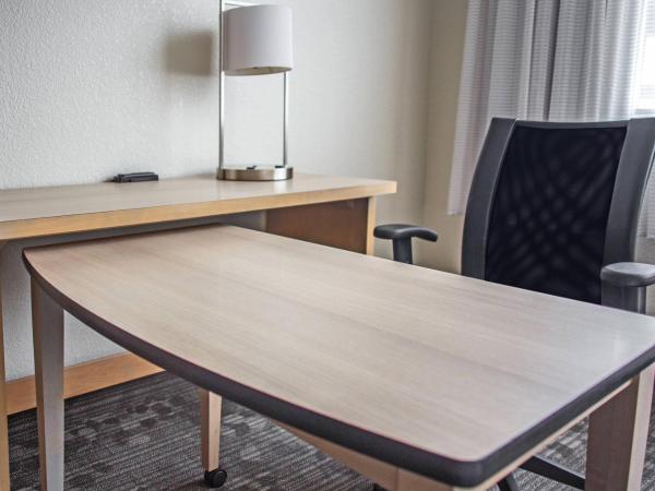 Courtyard Columbus Downtown : photo 1 de la chambre chambre lit king-size