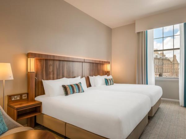 Courtyard by Marriott Edinburgh : photo 1 de la chambre chambre familiale avec 2 lits queen-size