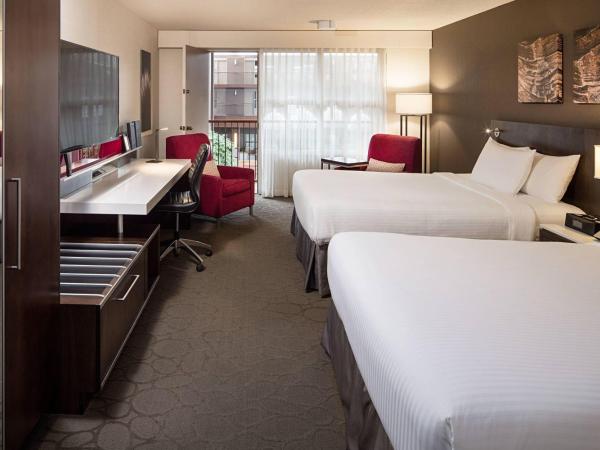 Delta Hotels by Marriott Calgary South : photo 1 de la chambre chambre club 2 lits queen-size - bâtiment atrium