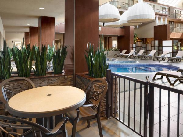 Delta Hotels by Marriott Calgary South : photo 4 de la chambre chambre deluxe 2 lits queen-size superposés - vue sur atrium - coté piscine