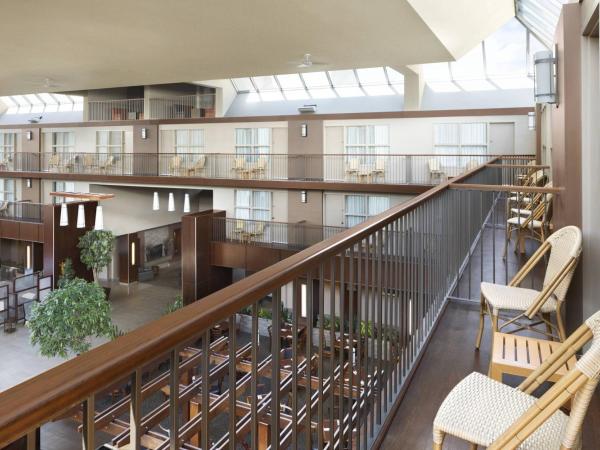 Delta Hotels by Marriott Calgary South : photo 5 de la chambre chambre lit king-size deluxe avec canapé-lit