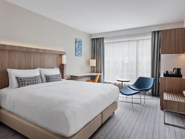 Courtyard by Marriott Szczecin City : photo 1 de la chambre chambre lit king-size - vue sur cour