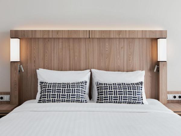 Courtyard by Marriott Szczecin City : photo 3 de la chambre chambre lit king-size - vue sur cour