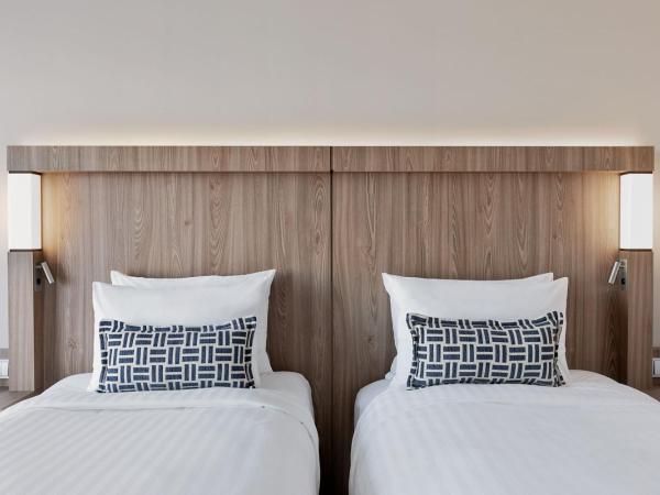 Courtyard by Marriott Szczecin City : photo 3 de la chambre guest room with 2 twin/single bed(s), courtyard view