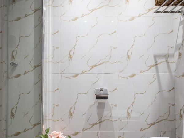 Szent István Apartments : photo 3 de la chambre chambre double avec salle de bains privative