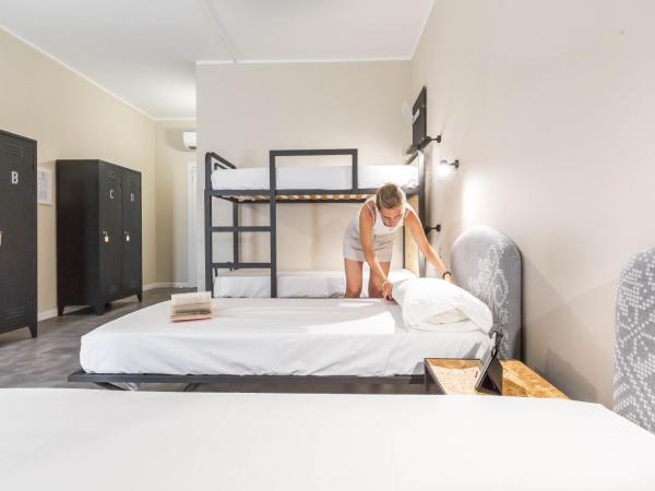 Piccolo Catalunya Hostel : photo 2 de la chambre lit dans dortoir mixte de 4 lits