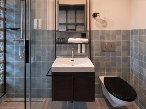 Tailormade Hotel LEO St Gallen : photo 8 de la chambre hébergement lit king-size premium