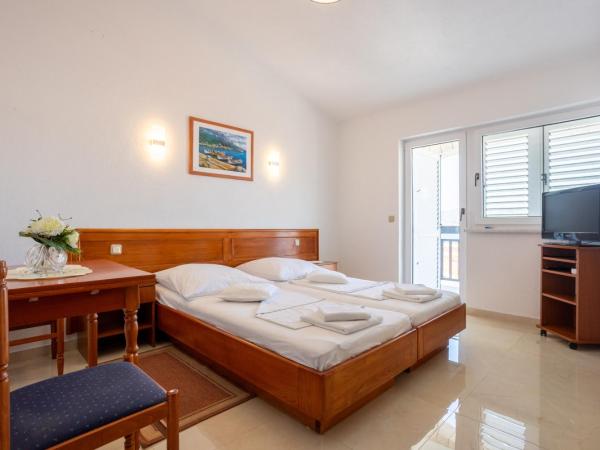 Villa Marina : photo 1 de la chambre chambre double avec balcon - vue sur mer