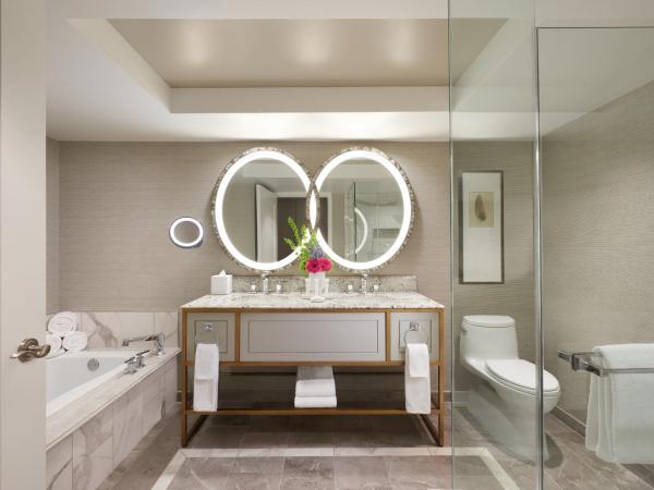 Bellagio : photo 3 de la chambre chambre lit king-size avec spa - vue sur strip