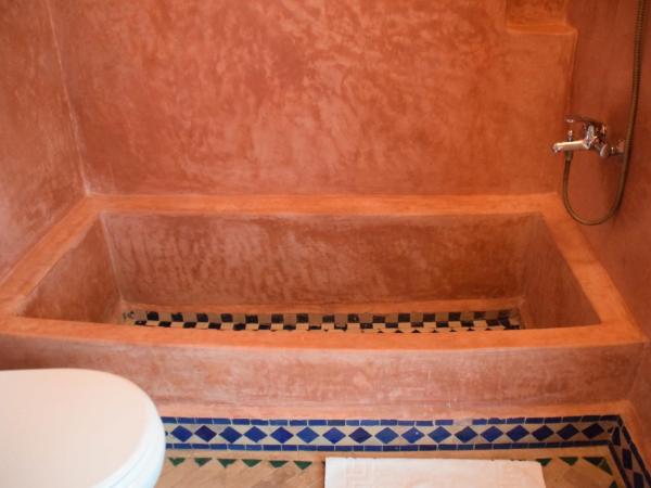 Riad Saltana : photo 5 de la chambre chambre double confort avec baignoire