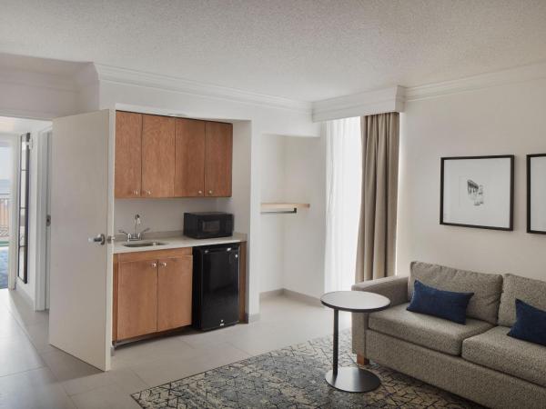 Sheraton Oceanfront Hotel : photo 10 de la chambre one-bedroom oceanfront queen suite with sofa bed