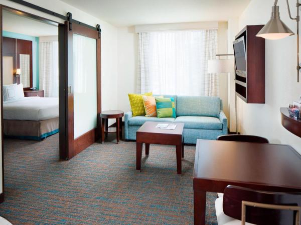 Residence Inn by Marriott San Diego Downtown/Gaslamp Quarter : photo 2 de la chambre suite 1 chambre lit queen-size avec canapé-lit