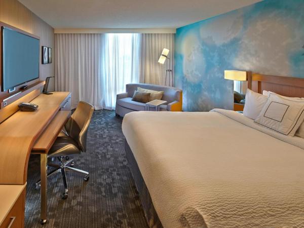 Courtyard by Marriott Philadelphia City Avenue : photo 1 de la chambre chambre lit king-size avec canapé-lit