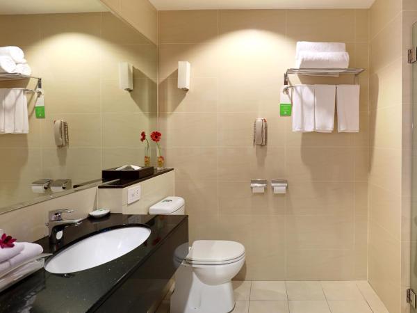 Holiday Inn Melaka, an IHG Hotel : photo 1 de la chambre standard queen room with one single bed and city view