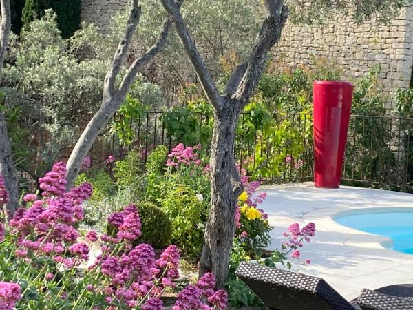 Mas de la Beaume : photo 1 de la chambre suite - vue sur jardin