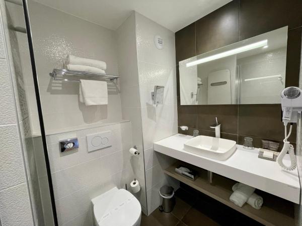 Dormy House : photo 9 de la chambre chambre confort - vue sur arrière-cour, parc et parking