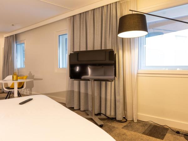 Novotel Suites Paris Expo Porte de Versailles : photo 7 de la chambre suite suprieure lit queen-size avec canap