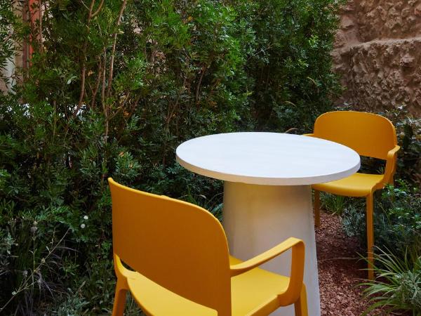 LOOM ATHENS : photo 3 de la chambre suite - vue sur jardin