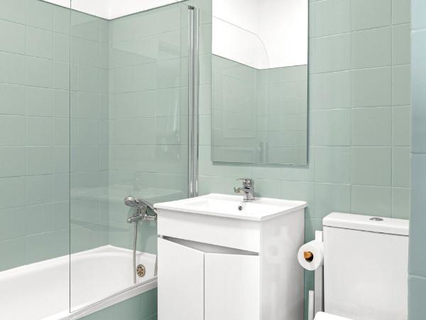 Wonderful Shared Apartment in Alfornelos - NEAR METRO! : photo 10 de la chambre chambre lits jumeaux avec salle de bains privative