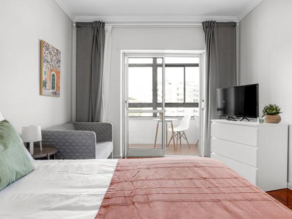 Wonderful Shared Apartment in Alfornelos - NEAR METRO! : photo 7 de la chambre chambre double avec salle de bains commune