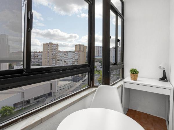 Wonderful Shared Apartment in Alfornelos - NEAR METRO! : photo 10 de la chambre chambre double avec salle de bains commune