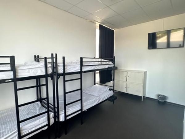 Arena Hostel & Monteurzimmer : photo 2 de la chambre lit dans dortoir mixte de 6 lits avec salle de bains privative